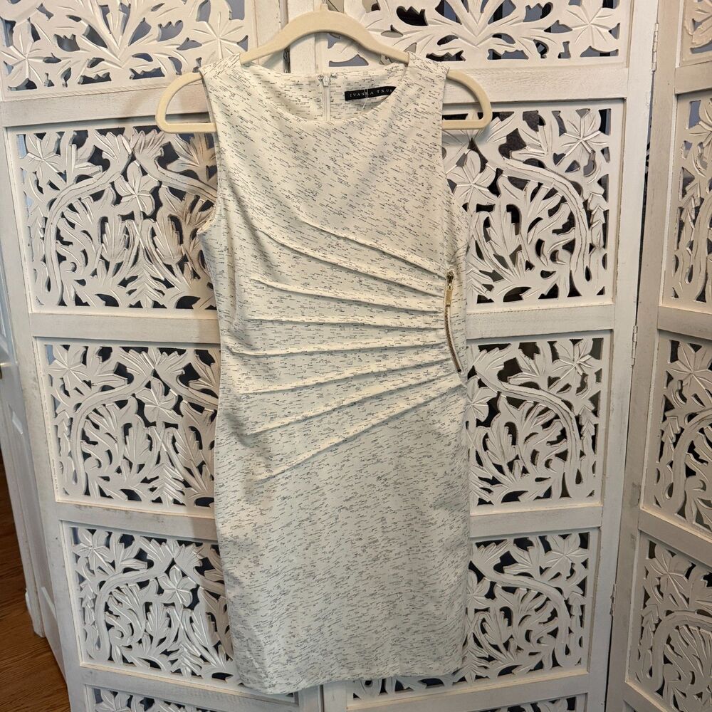 Sleeveless Sunburst Pleated Sheath Dress by Ivanka Trump New Size 4